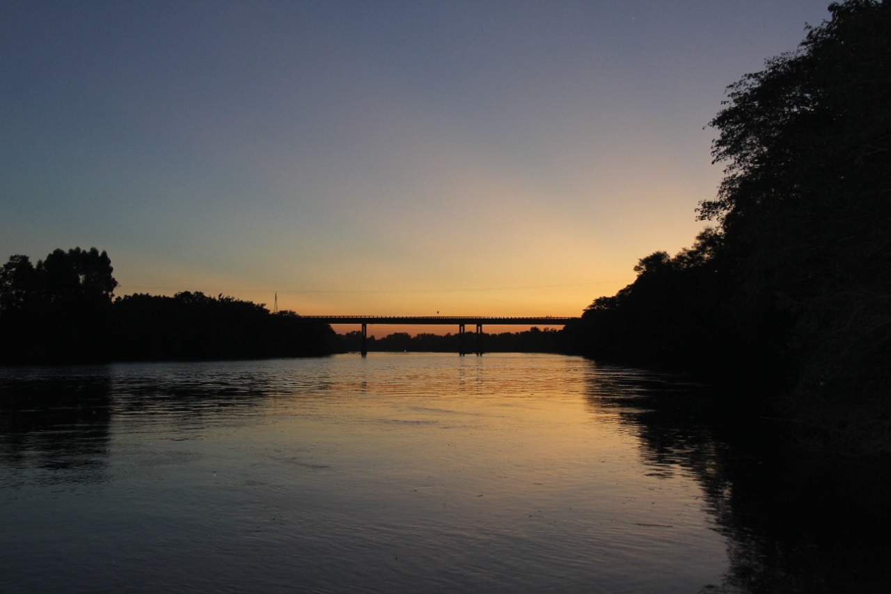 Rio Jacuí ao pôr do sol, com a ponte que liga Dona Francisca a Agudo